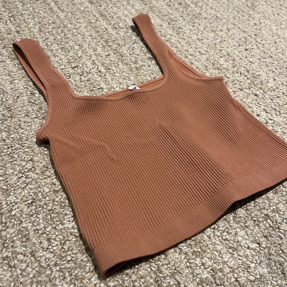 Clay Ribbed Cropped Tank - Picture 3 of 3